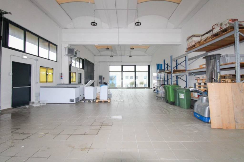 locale commerciale in vendita a Ponte San Pietro