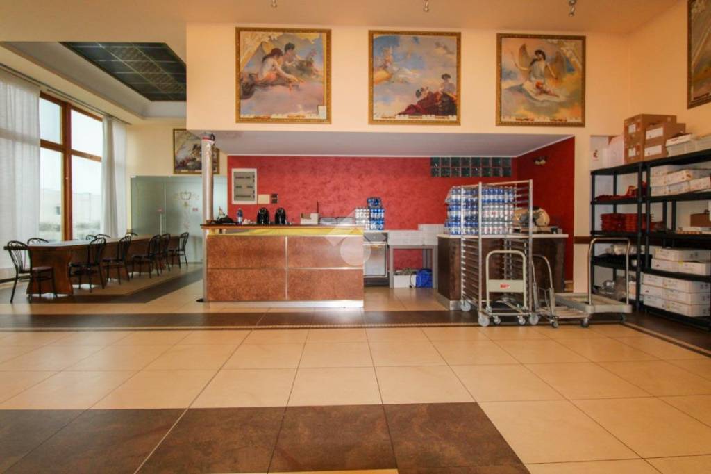 locale commerciale in vendita a Ponte San Pietro