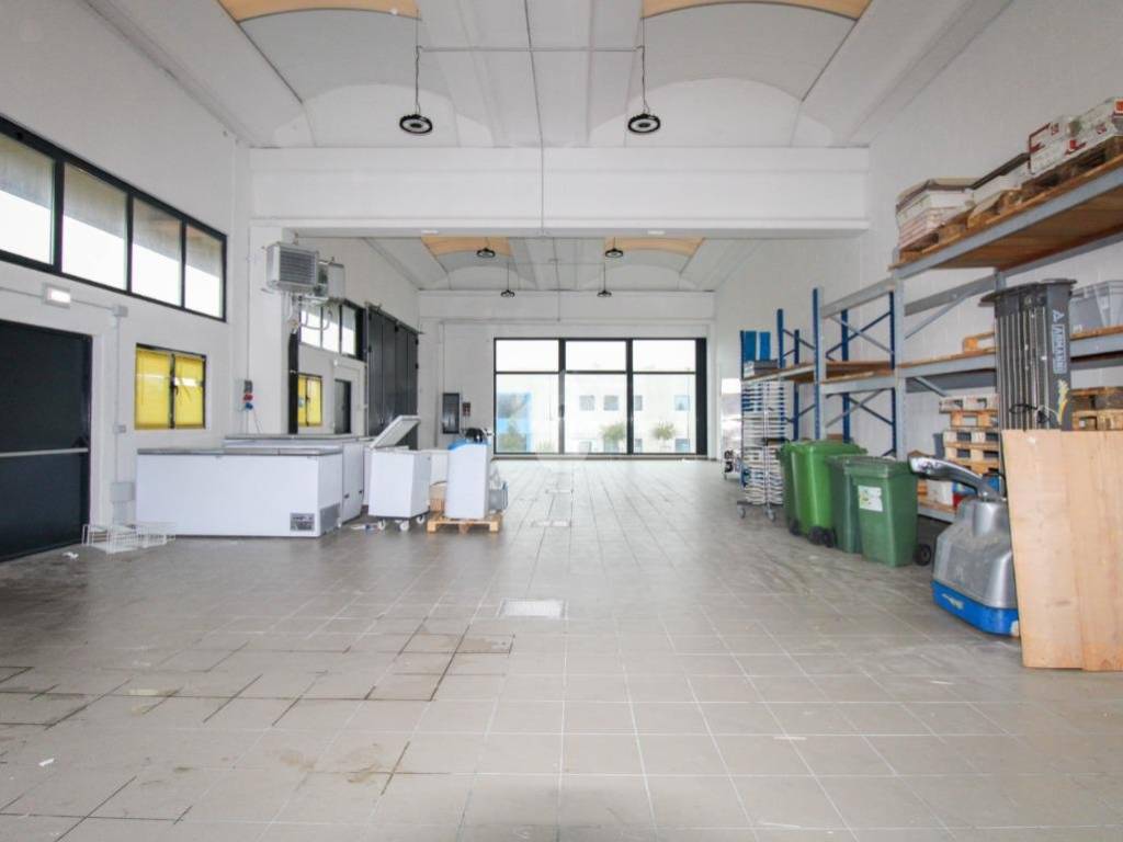 locale commerciale in vendita a Ponte San Pietro