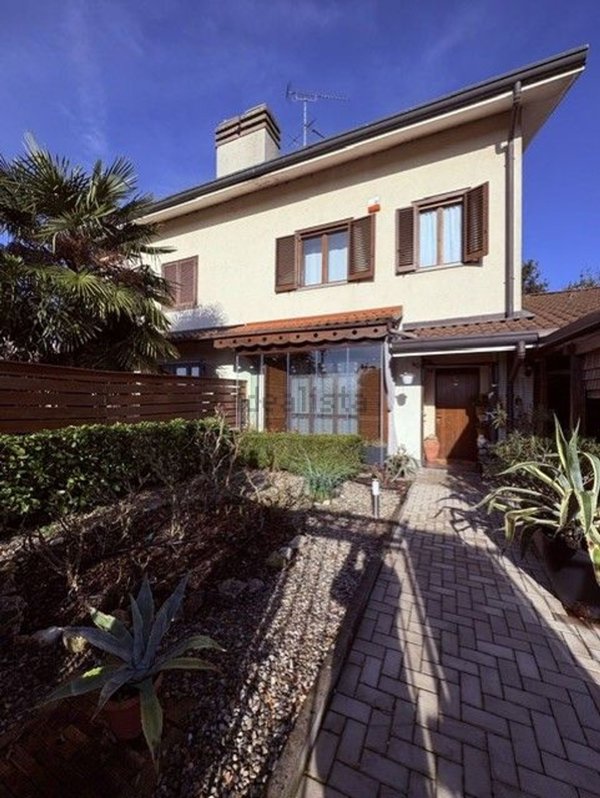 casa indipendente in vendita a Ponte San Pietro in zona Locate
