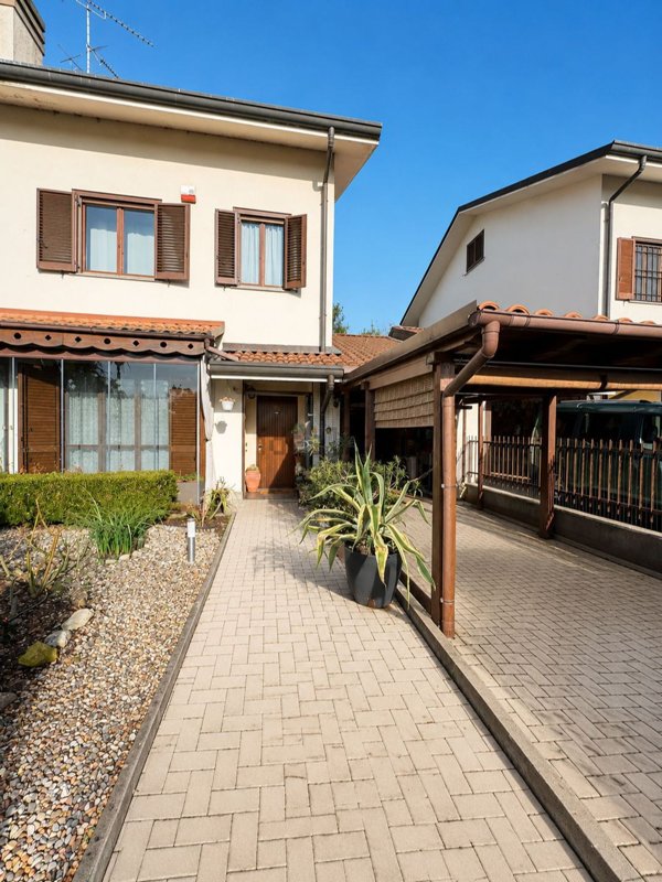 casa indipendente in vendita a Ponte San Pietro in zona Locate