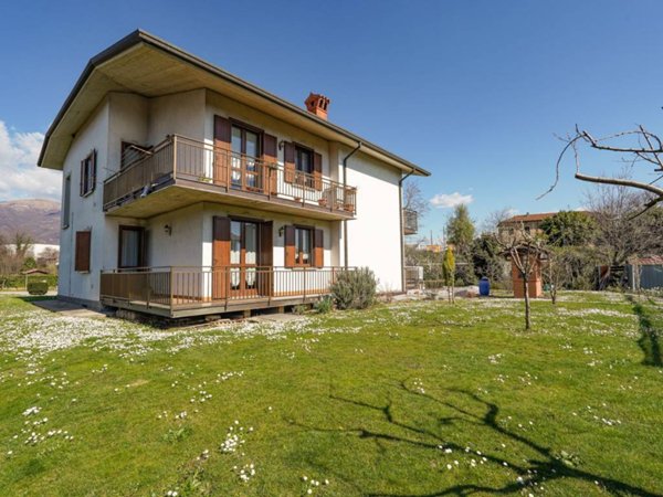 casa indipendente in vendita a Ponte San Pietro in zona Locate