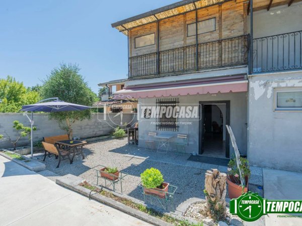 casa indipendente in vendita a Ponte San Pietro in zona Locate