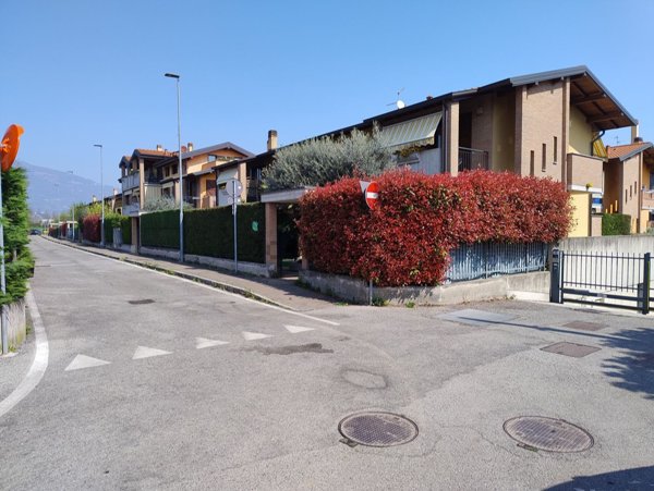 appartamento in vendita a Ponte San Pietro in zona Locate