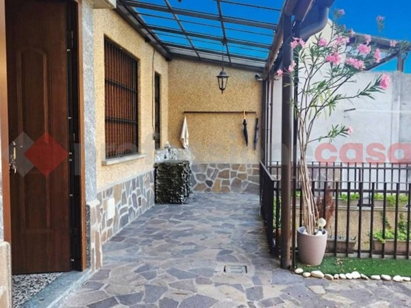 casa indipendente in vendita a Ponte San Pietro in zona Locate