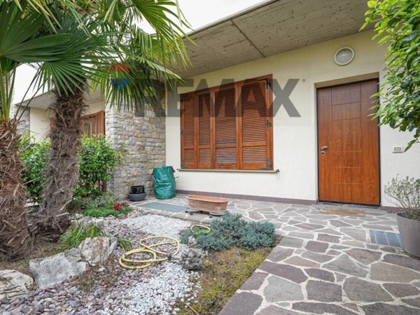 casa indipendente in vendita a Ponte San Pietro in zona Locate