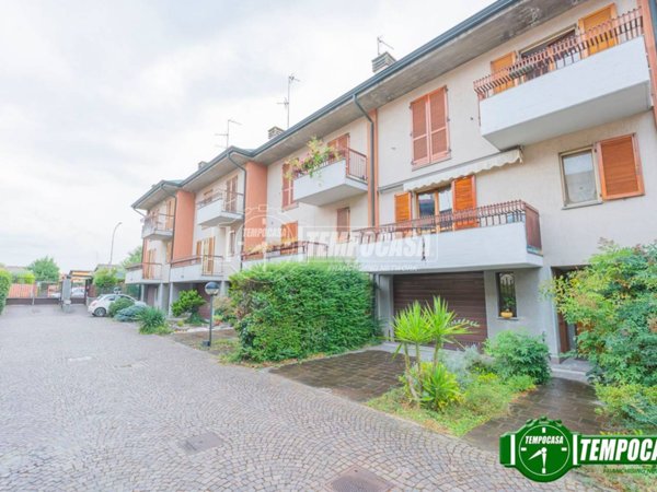 casa indipendente in vendita a Ponte San Pietro in zona Locate
