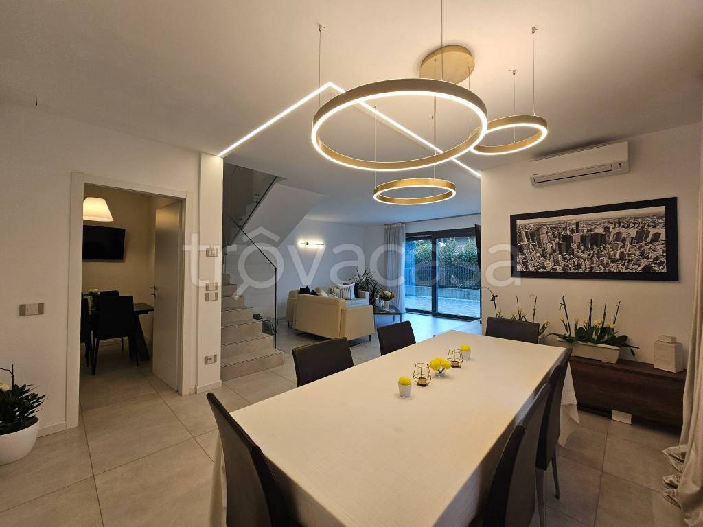 casa indipendente in vendita a Ponte San Pietro in zona Locate