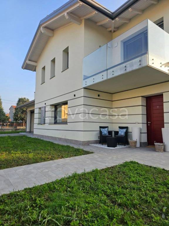 casa indipendente in vendita a Ponte San Pietro in zona Locate