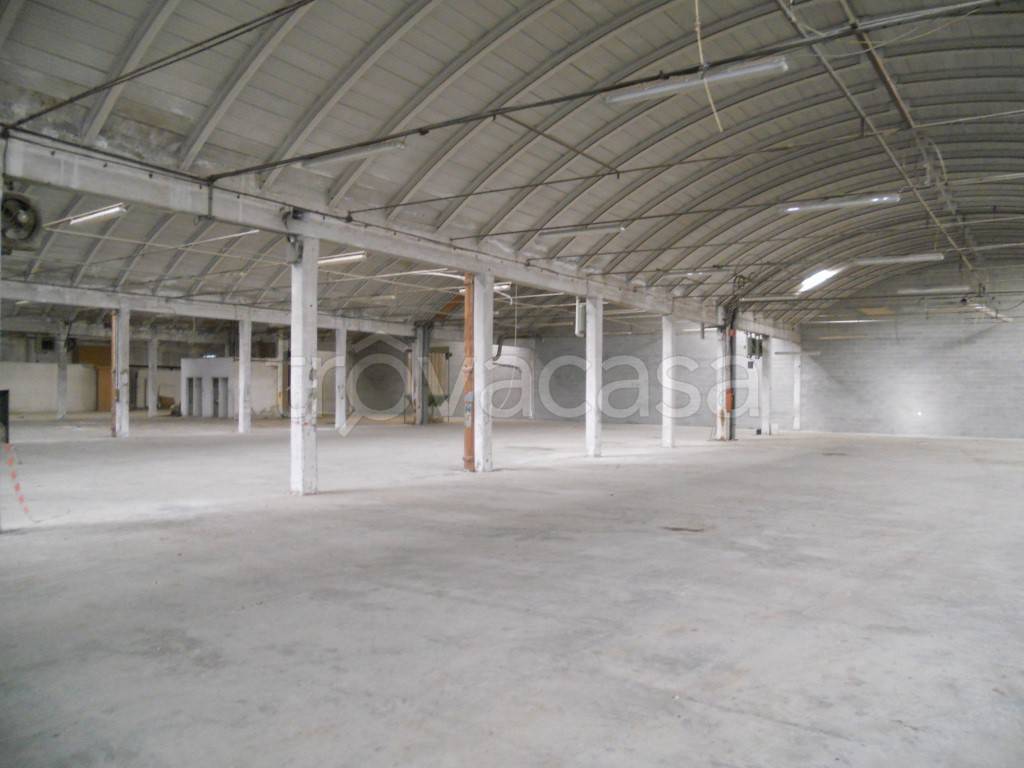 locale commerciale in vendita a Pontida