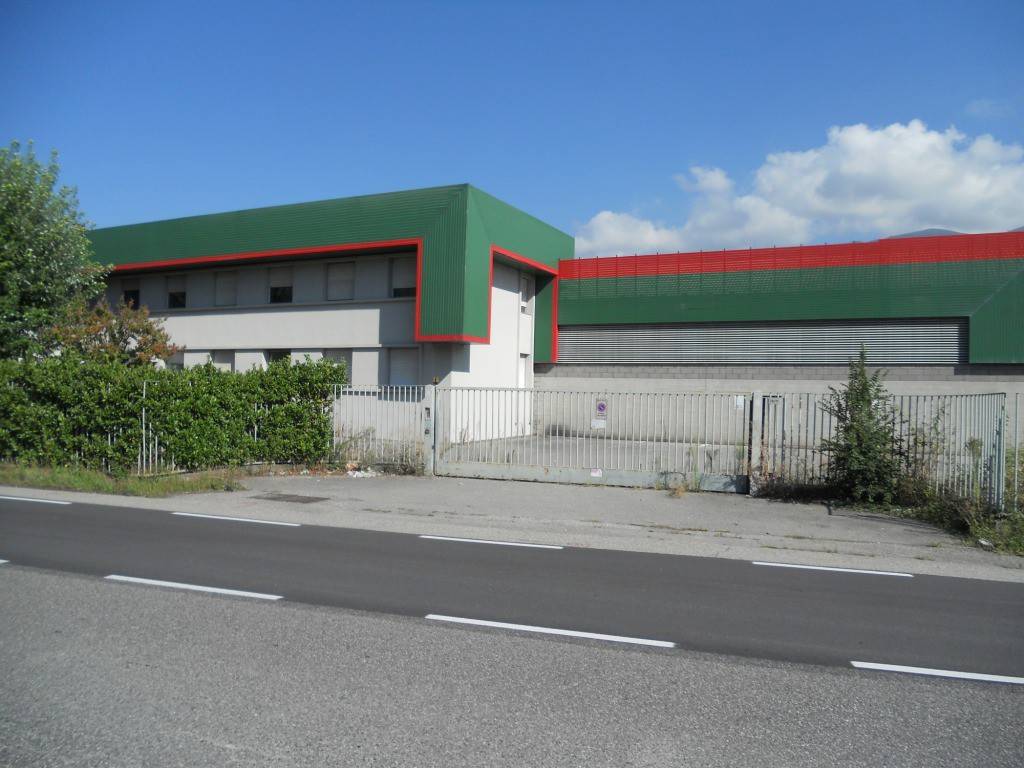 locale commerciale in vendita a Pontida