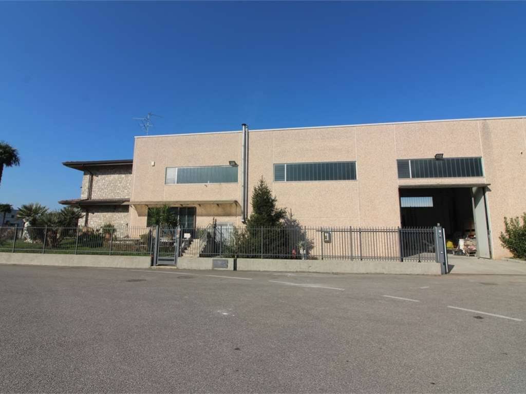 locale commerciale in vendita a Pontirolo Nuovo