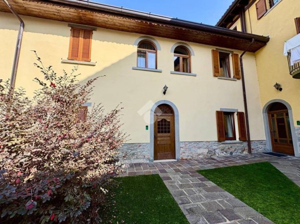 casa indipendente in vendita a Pradalunga