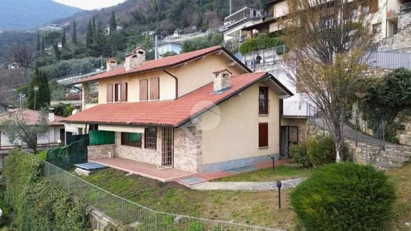 casa indipendente in vendita a Predore in zona Eurovil