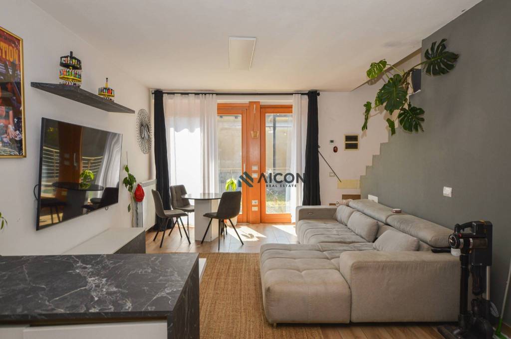 casa indipendente in vendita a Predore in zona Eurovil