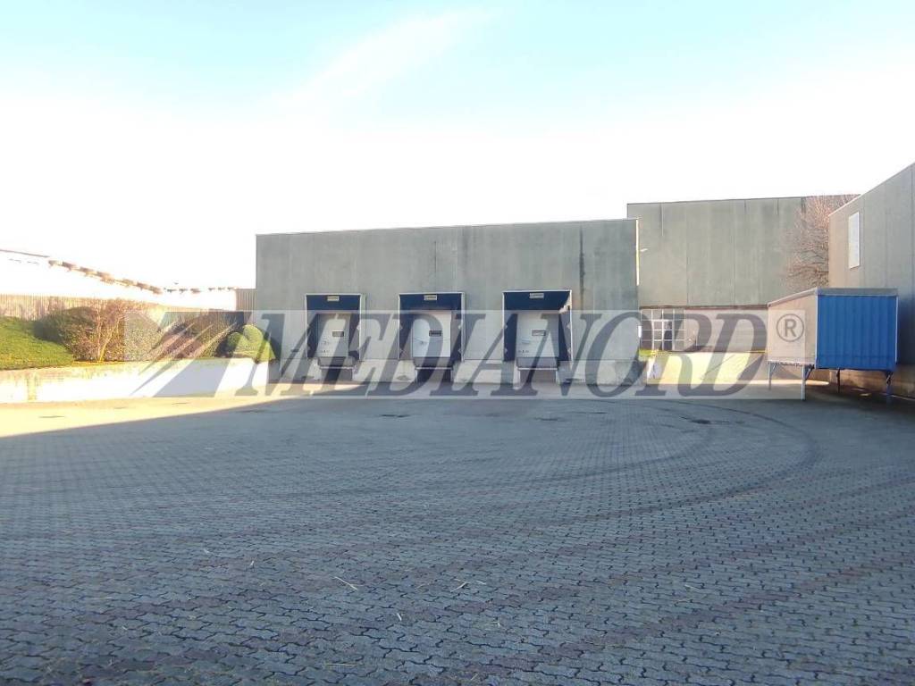 locale commerciale in vendita a Presezzo