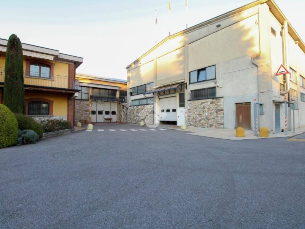 capannone in vendita a Presezzo