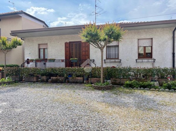 casa indipendente in vendita a Presezzo