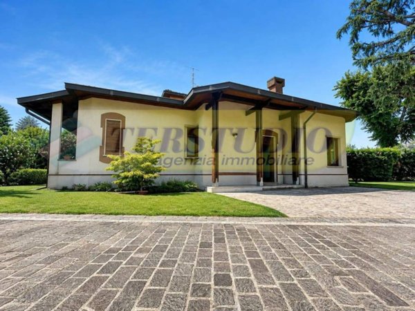 casa indipendente in vendita a Presezzo