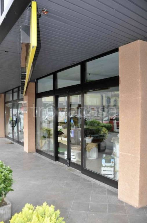 negozio in vendita a Ranica