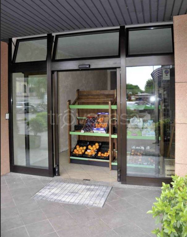 negozio in vendita a Ranica