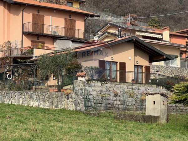 casa indipendente in vendita a Riva di Solto in zona Zorzino