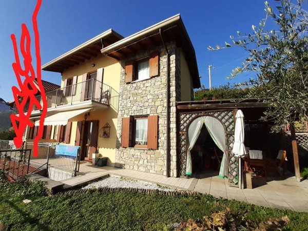 casa indipendente in vendita a Riva di Solto