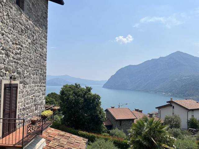 intera palazzina in vendita a Riva di Solto in zona Zorzino