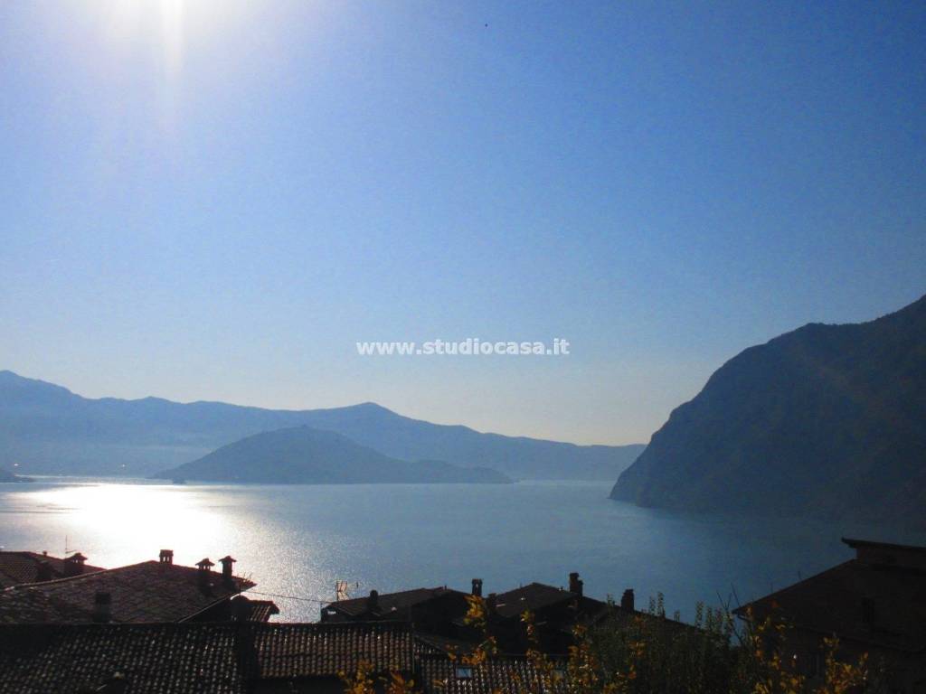 appartamento in vendita a Riva di Solto