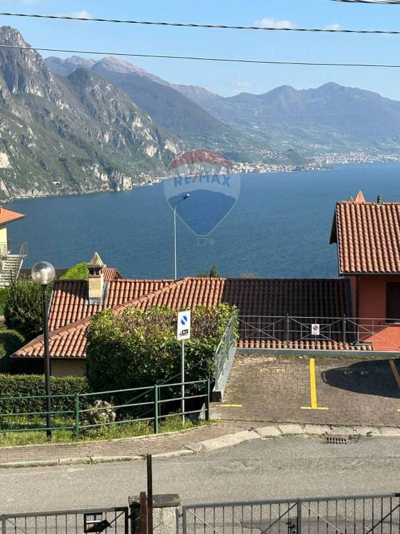 casa indipendente in vendita a Riva di Solto in zona Zorzino