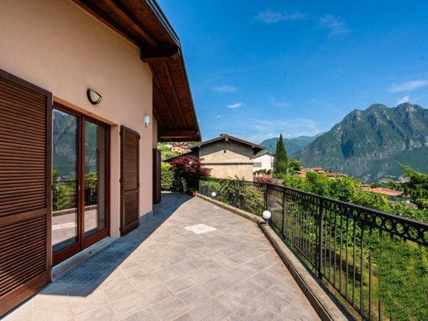 casa indipendente in vendita a Riva di Solto