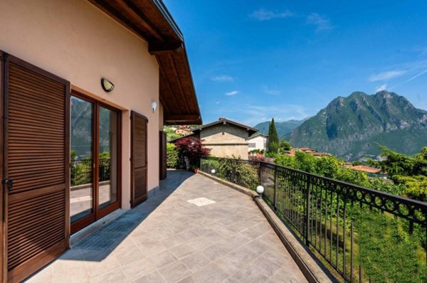 casa indipendente in vendita a Riva di Solto