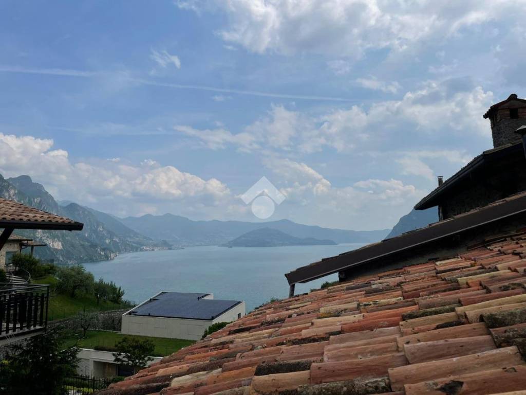 casa indipendente in vendita a Riva di Solto in zona Zorzino