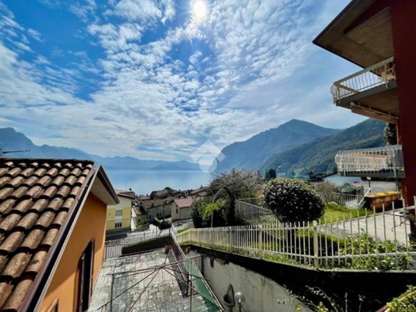 appartamento in vendita a Riva di Solto