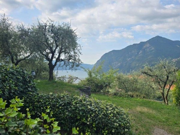 casa indipendente in vendita a Riva di Solto
