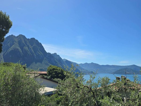 casa indipendente in vendita a Riva di Solto in zona Zorzino
