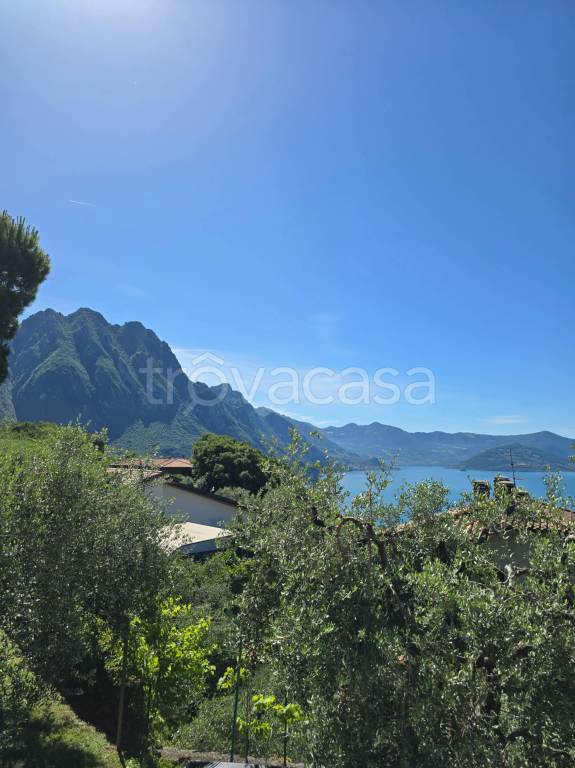 casa indipendente in vendita a Riva di Solto in zona Zorzino