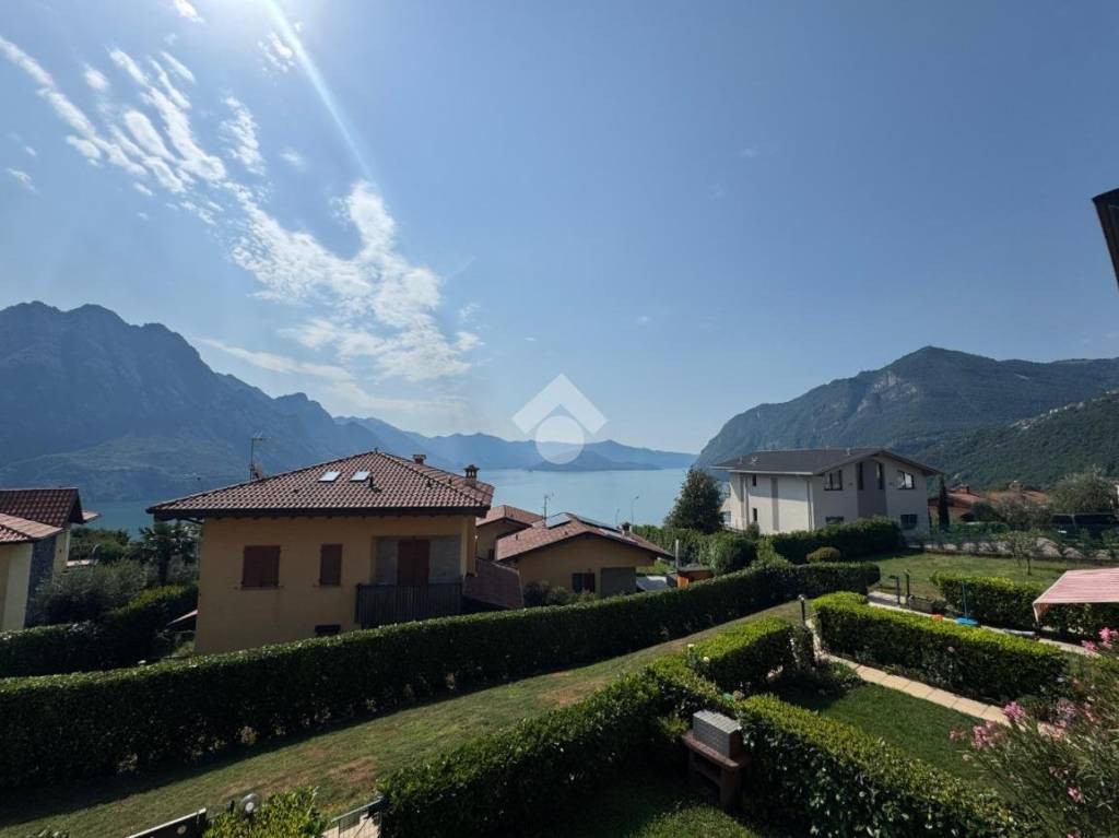 appartamento in vendita a Riva di Solto in zona Zorzino