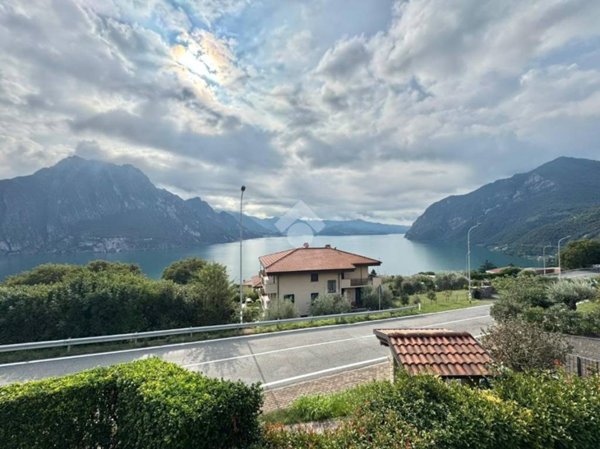 appartamento in vendita a Riva di Solto in zona Zorzino