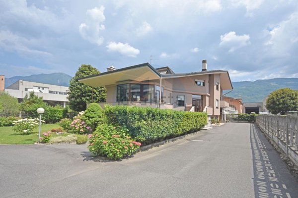 casa indipendente in vendita a Rogno