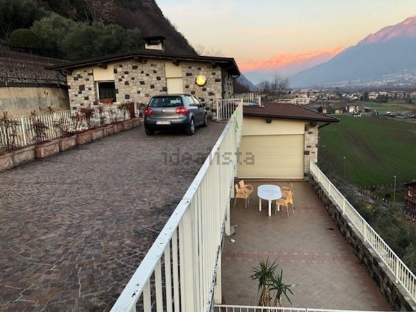 casa indipendente in vendita a Rogno