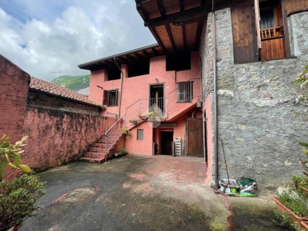 casa indipendente in vendita a Rogno in zona Castelfranco