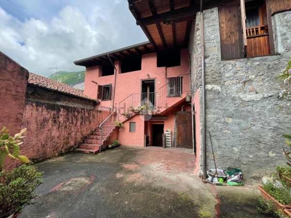 appartamento in vendita a Rogno in zona Castelfranco