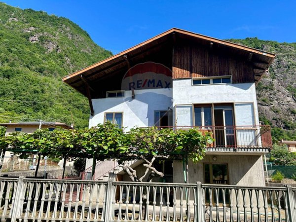 casa indipendente in vendita a Rogno