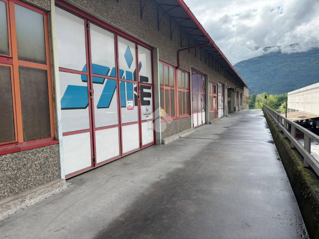 capannone in vendita a Rogno