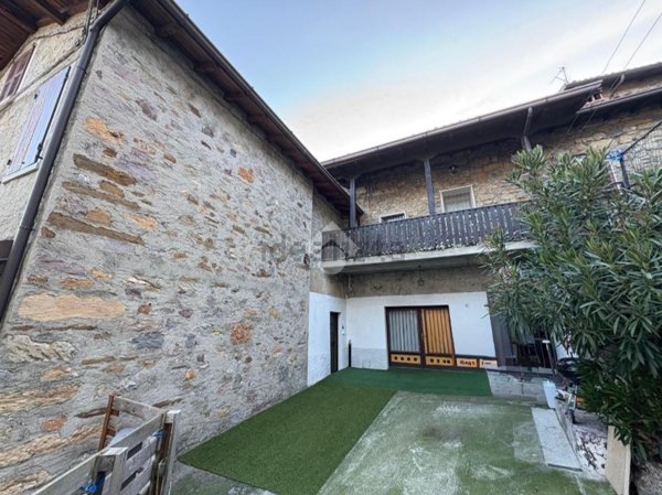casa indipendente in vendita a Rogno
