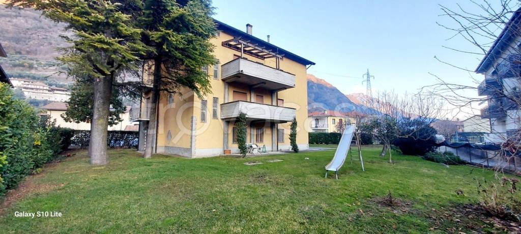 casa indipendente in vendita a Rogno