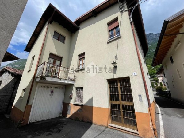 casa semindipendente in vendita a Rogno in zona Castelfranco