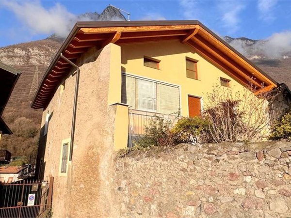 casa indipendente in vendita a Rogno in zona Castelfranco