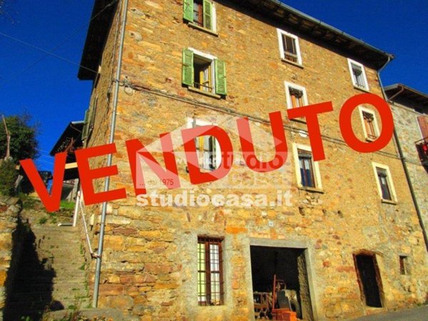 casa indipendente in vendita a Rogno